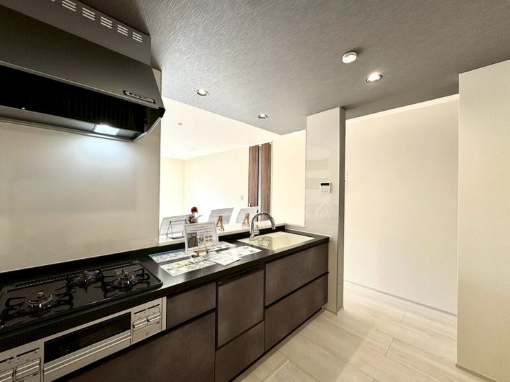 【kitchen】効率よく使える広々キッチン。収納力も高く、料理の時間がスムーズに。