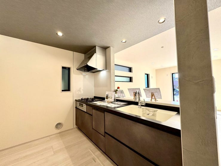 【kitchen】広めのキッチンは料理のしやすさを追求した設計。収納も豊富で作業がしやすい空間です。