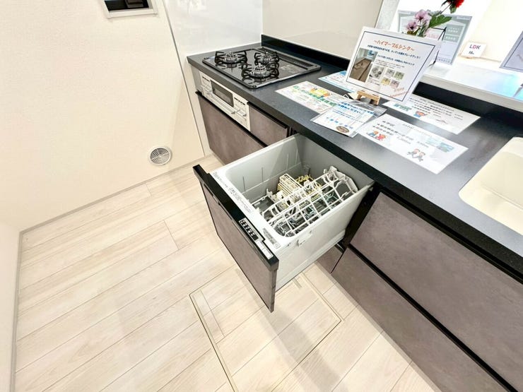 【kitchen】家事の時短に便利な食洗機付き。手洗い不要で毎日の負担を軽減します。