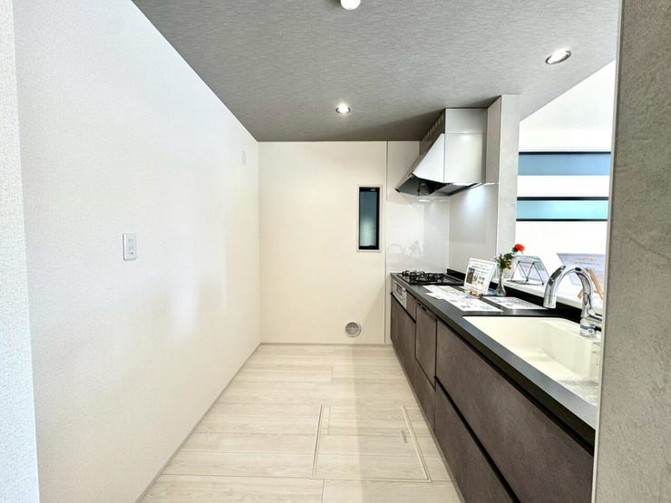 【kitchen】大きなカウンターと十分な収納で、日々の料理が快適に進みます。