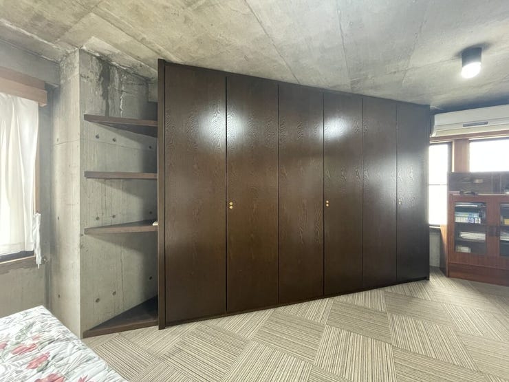 ◇クローゼット◇
大容量のクローゼット完備。お洋服もたくさん収納できて、お部屋がスッキリします。ハンガーパイプが設置されており外套や大切なお洋服は傷まないよう、そのままかけて収納できます。