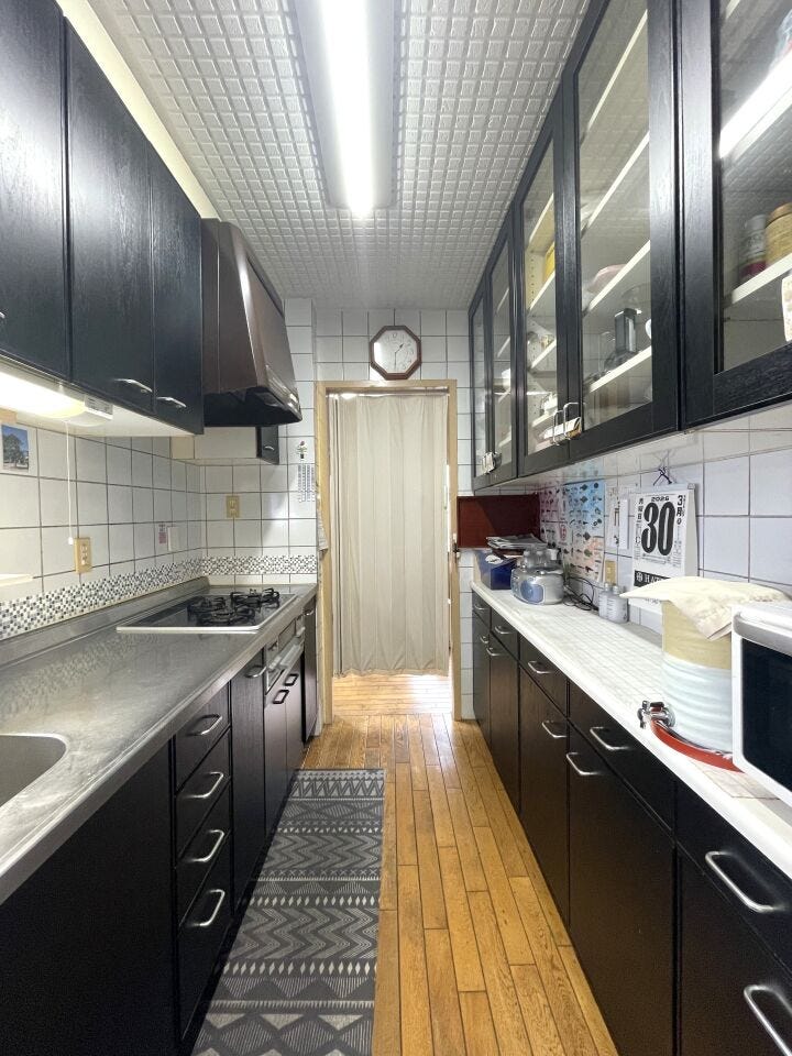 ◇キッチン◇
キッチンはリビング側と洗面室から出入り可能な2way仕様となっています。生活感を隠しながら効率的な動線を実現しています