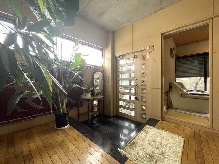 ◇玄関◇
毎日利用する玄関は明るく快適にそして豪華でありたいですね。採光を考え抜いて造られた玄関は「行き」も「帰り」も優しく家族を送り出し出迎えます。