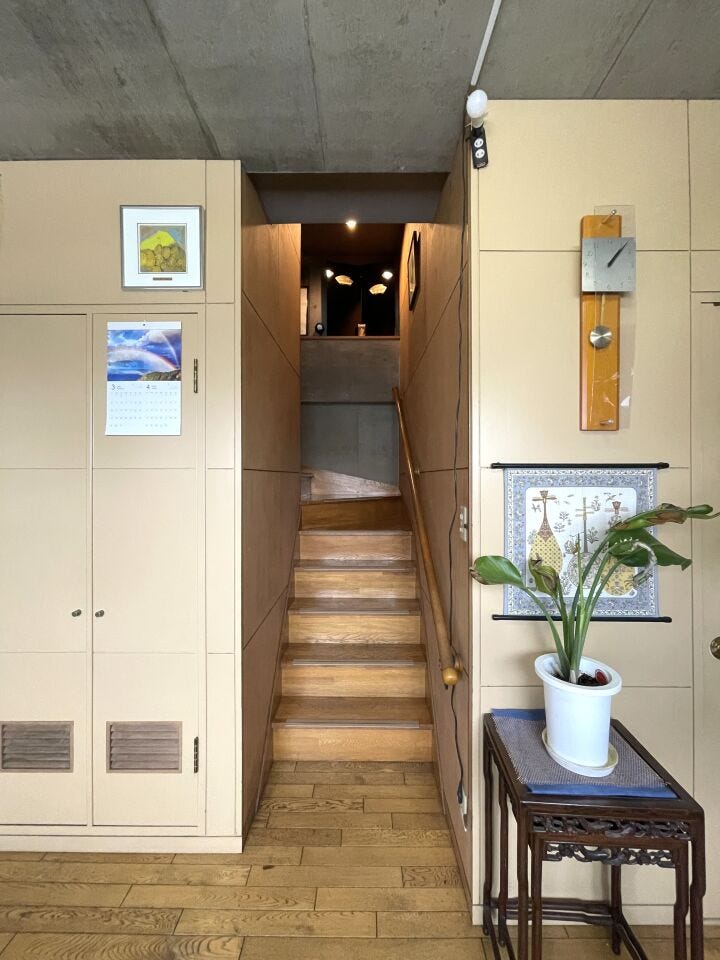 ◇階段◇
2階へと続く階段の壁には窓が設けられており、自然の光が入ります。暗くなりがちな階段をいつでも明るく照らしてくれます。