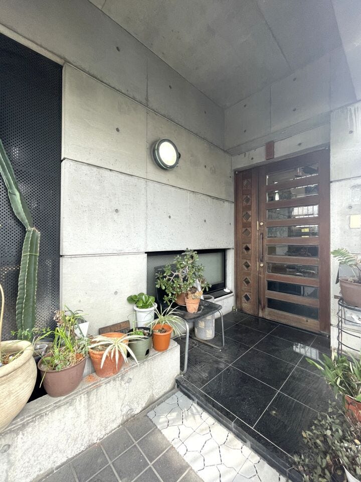 ◇玄関ポーチ◇
お家の顔となるエントランスは、木目調の玄関扉が魅力的です。ライトも設置されていますので、玄関周りが明るく、暗い夜でもご家族やお客様を優しく迎えます。