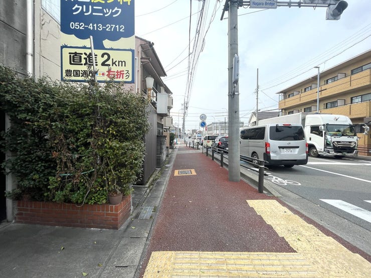 ◇前面道路◇
北東側に面する道路は約12m、南東側に面する道路は約22mです。圧迫感がなく、街並みが開放的ですね。歩道もありますので小さいお子様と手つないで横並びに歩いても安心です。