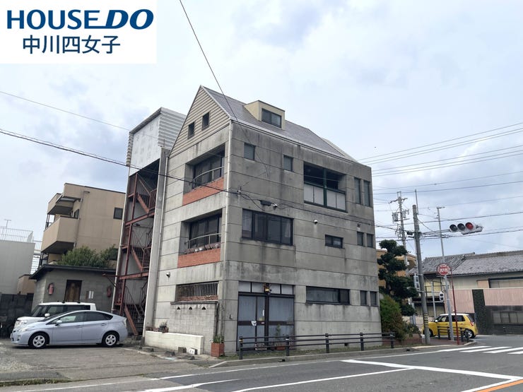 【外観】
◇外観◇
近鉄名古屋線「烏森」駅より徒歩16分の好立地。名古屋駅までのアクセスも良好ですので通勤や通学、お出かけの際に大変便利です。開放感のあるルーフバルコニー付き住宅です。