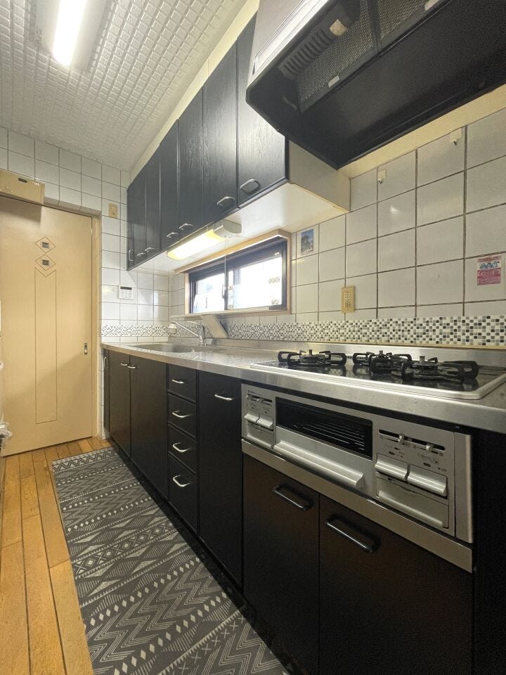 ◇キッチン◇
システムキッチンを採用。十分な調理スペースのあるスッキリしたキッチンとなっています。調理器具などをしまえるキャビネットも豊富で調理の作業効率も上がります。毎日の家事がより快適になります