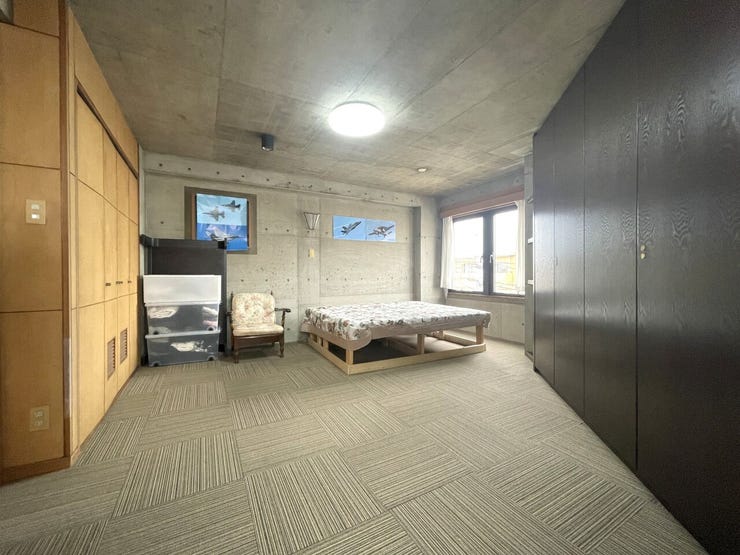 ◇洋室◇
プライベートなお部屋では静かに時を過ごしたい。読書をして、物思いにふける・・
1日の多くの時間を過ごす空間は快適でありたいですね。光りに満たされた安らぎの空間がここにあります。