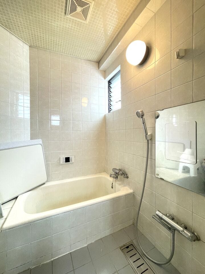 ◇浴室◇
毎日の疲れを癒す場所だからこその、シンプルで落ち着いた空間となっています。浴槽にゆっくりと身を沈め深く瞑想をすれば、また新たな活力が湧いてきます。浴室換気乾燥機付きです。