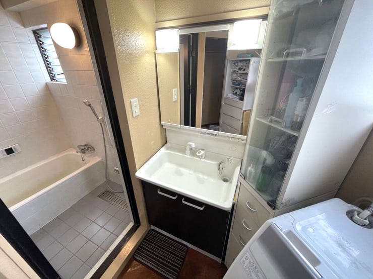 ◇洗面◇
清潔感のある洗面台です。お掃除もしやすく、身だしなみや、自分を綺麗にする場所だからこそ清潔にしていたいですね。三面鏡の裏側が全て収納スペースになっています。