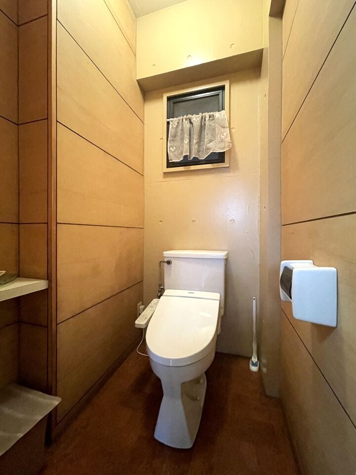 ◇トイレ◇
清潔感溢れ、居心地よく落ち着ける空間となっています。グリーンをプラスしてさらに清潔感をアップするのもオススメです。空気がきれいに感じられ、おしゃれ度もアップしますね。