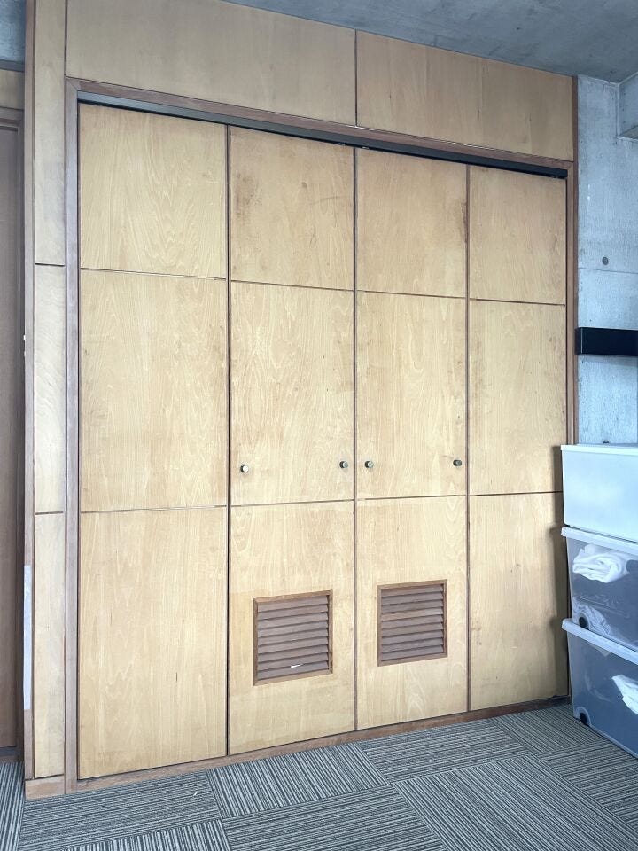 ◇クローゼット◇
この空間量だからこそのゆったりとした収納スペース、季節ものの衣装や沢山の思い出をしまえるスペースは大変重宝します。お部屋もスッキリし、個室空間を広くお使いいただけます。