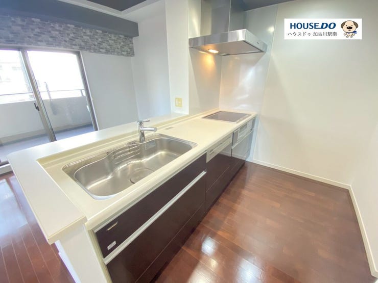 【キッチン】
料理好きも納得の収納たっぷり、3口コンロで同時調理もラクラク!