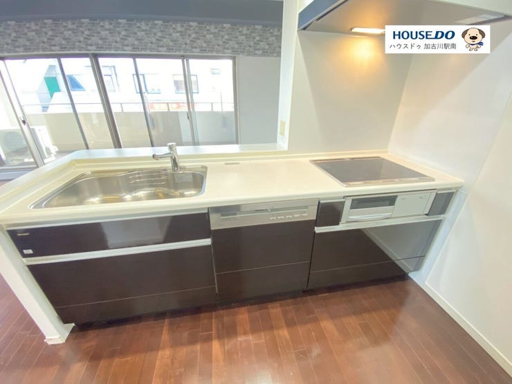 料理好きも納得の収納たっぷり、3口コンロで同時調理もラクラク!