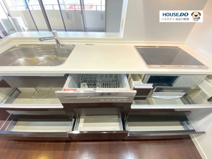 料理好きも納得の収納たっぷり、3口コンロで同時調理もラクラク!