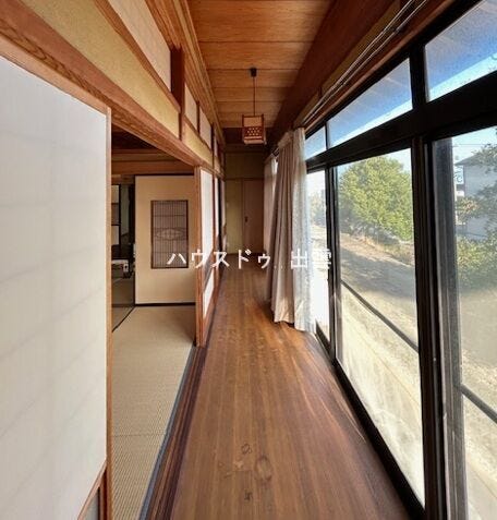 縁側です。日当たりが良いです。