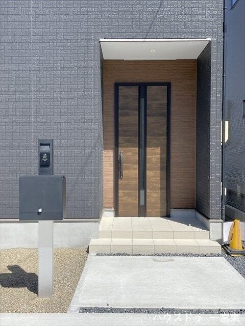 【玄関ポーチ】