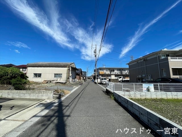 西側幅員約4mの前面道路です。普通車が1台通れる幅となります。大型車の通行が少ないので、振動や騒音が抑えられます。