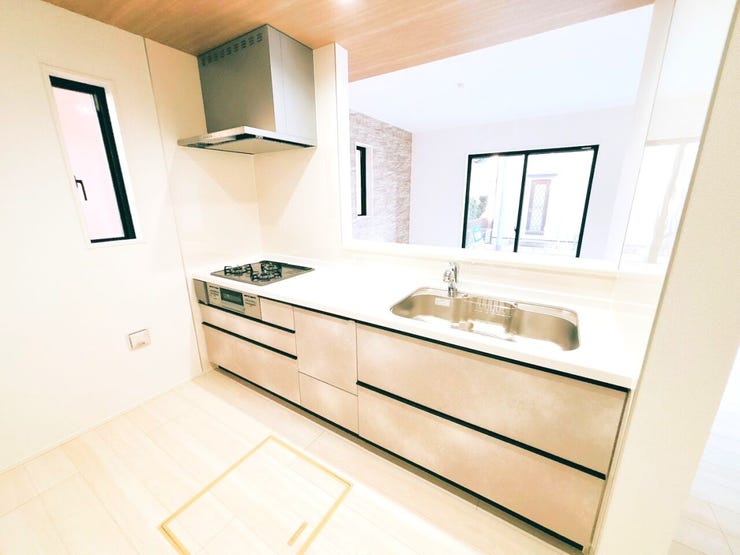 カウンターキッチンはリビング・ダイニングにいる家族の様子を見ながら調理できるのでお子様がいるご家庭にもおすすめです♪