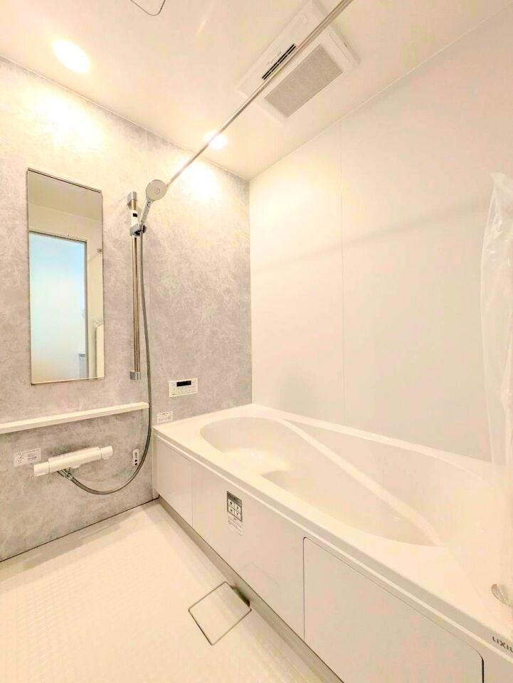 浴室に窓があるため定期的に換気ができ、湿気を逃がしてカビを防止することができます。