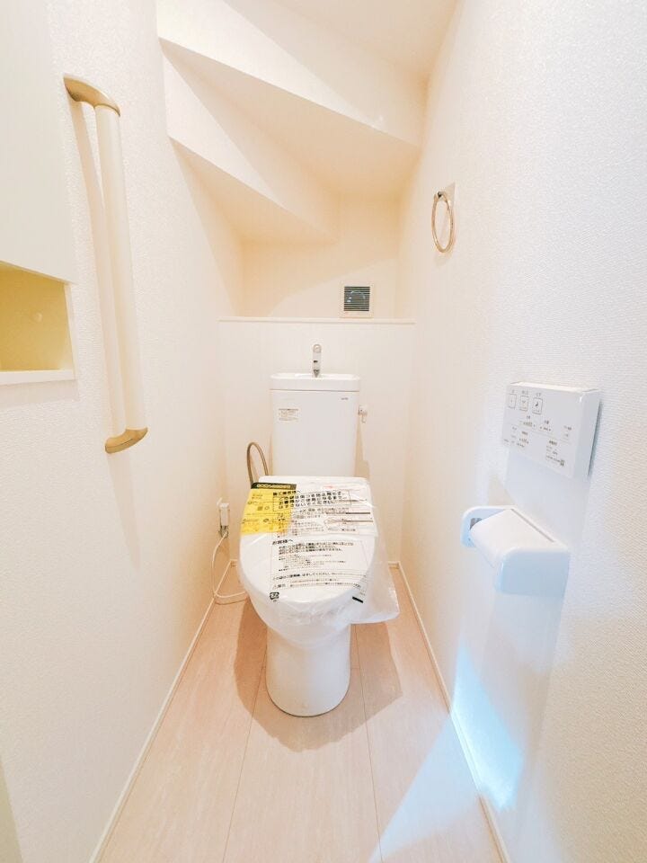 温水洗浄便座はトイレットペーパーの使用量を減らせるため、肌への負担が軽減され、特に敏感肌の方に適しています!