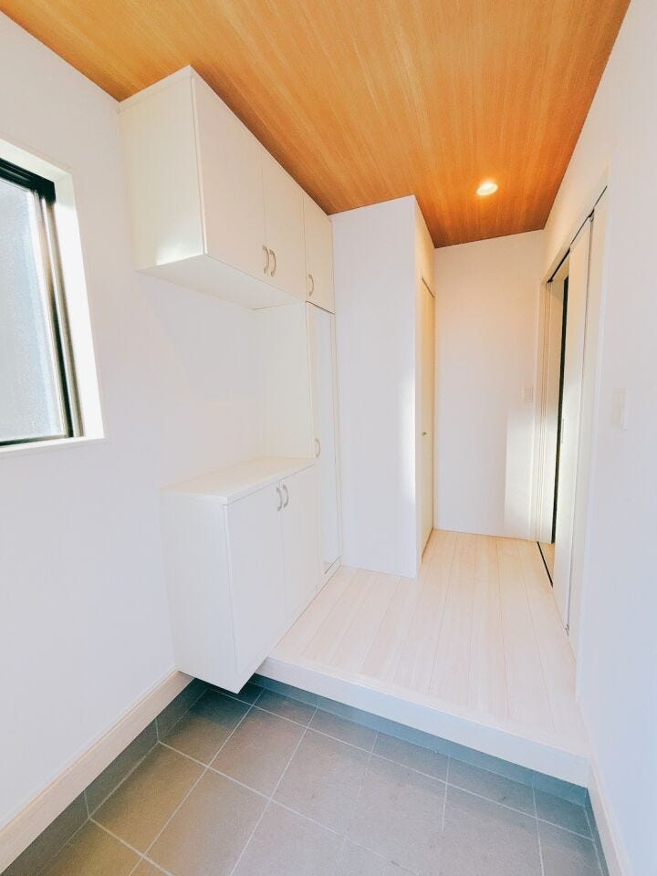 大容量のシューズボックスで靴の種類や季節に応じて多くの靴を収納でき、家族全員分の靴を一箇所にまとめて管理できます。