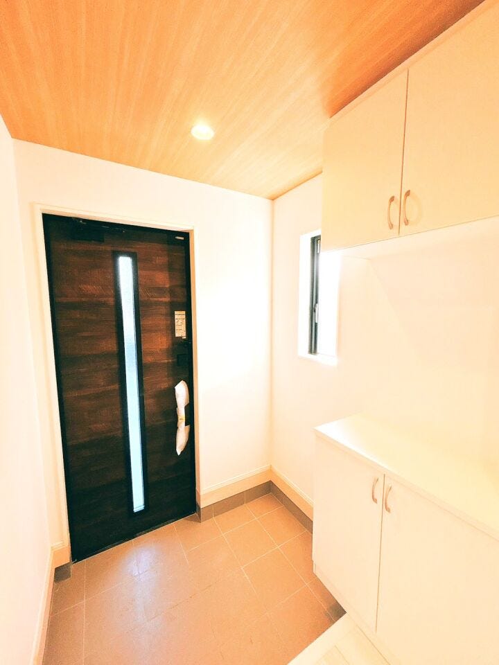 ガラス付きの玄関ドアはガラス部分から自然光が入るため、玄関が明るくなり、日中は照明を使わずに済むこともあります。