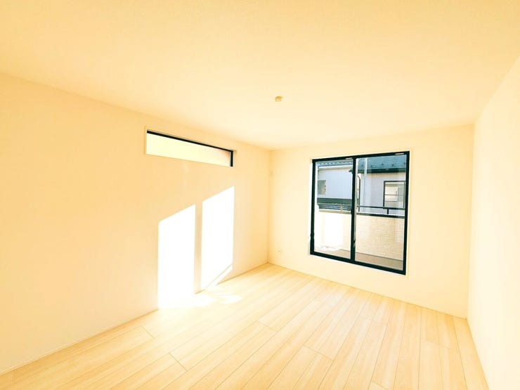 部屋の広さが適度なため、家具の配置やインテリアデザインがしやすく、狭すぎず広すぎない居心地の良い空間を作れます。