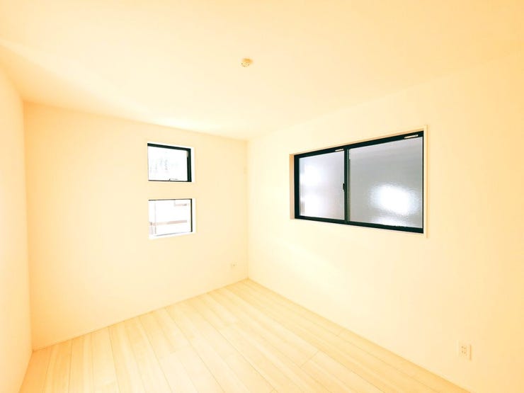 コンパクトなデスクとチェアを置いて、自宅での作業や勉強のための集中スペースにもなります。