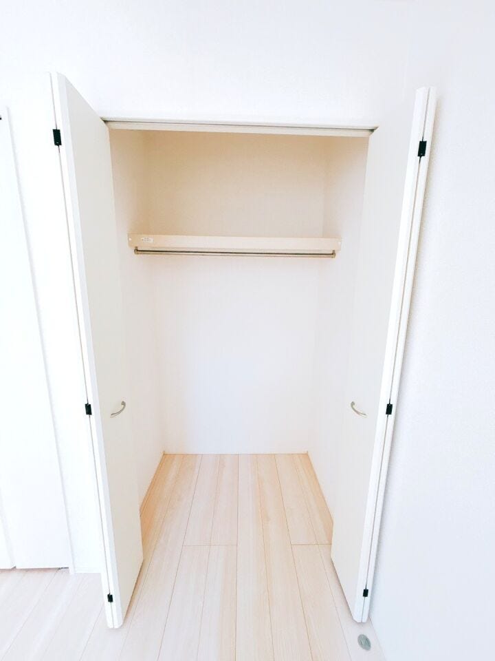 扉付きのクローゼットは中を隠せるため、生活感を抑えた洗練された印象を保ちやすいです。