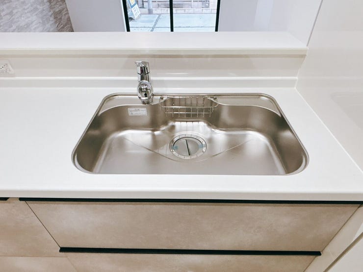 広いシンクはまな板や鍋など大きなものも洗いやすいです。