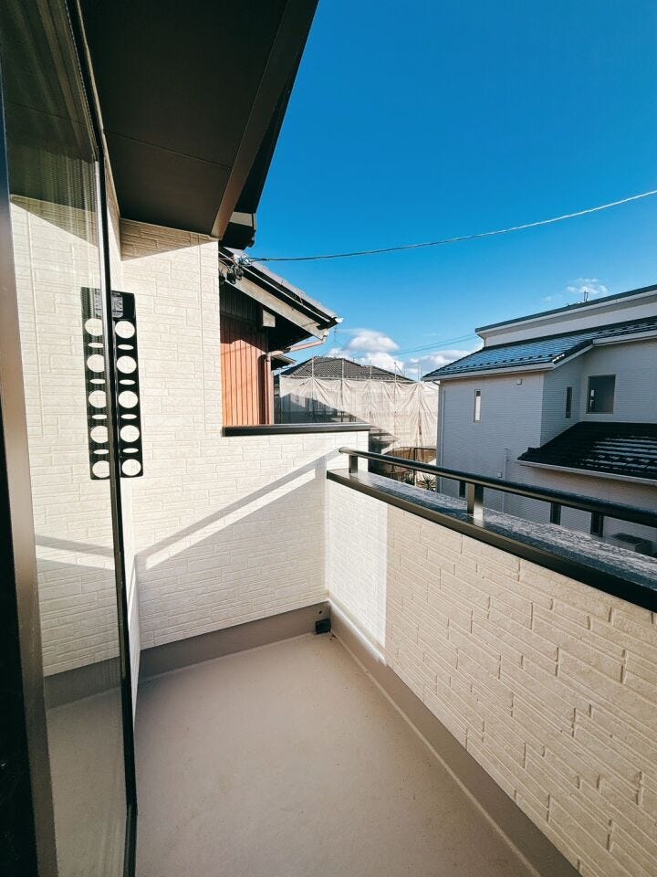 南向きのバルコニーは太陽光をたっぷりと受けられるため、洗濯物が乾きやすく、室内に明るさをもたらします。