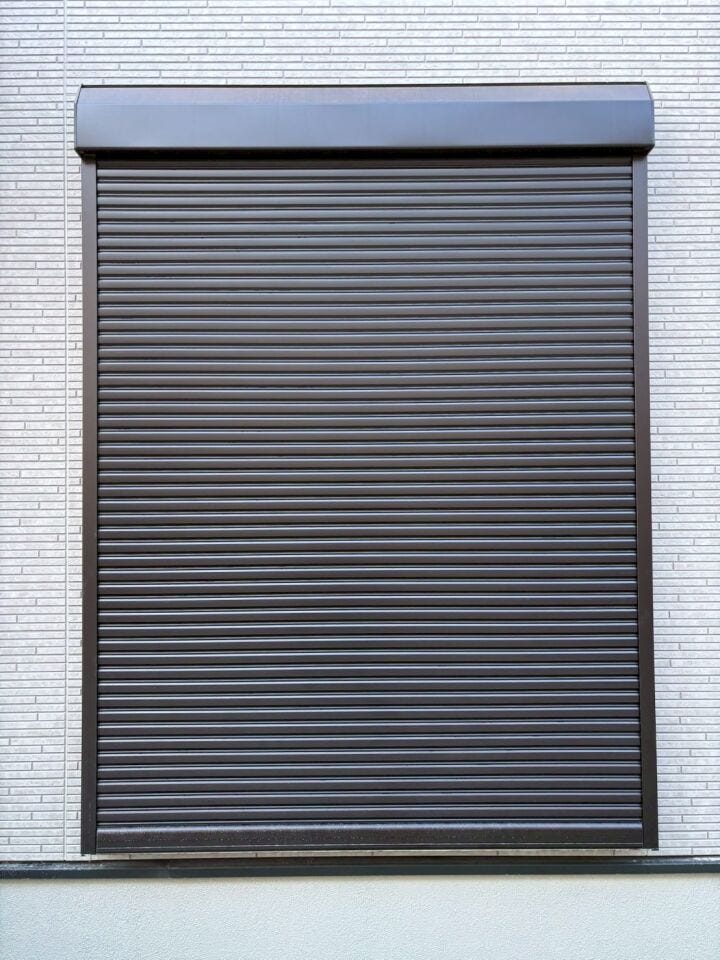 雨戸とシャッターを組み合わせることで、強風や大雨などの悪天候にもより効果的に対応できます。家屋の保護能力が向上します。