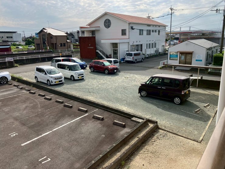 建物のすぐそばに駐車場があります!荷物が多い日もサッと運べますよ。