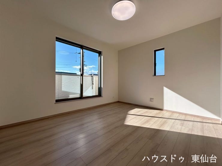 バルコニーへつながるこちらの洋室は8.5帖!2面採光で明るい洋室です。