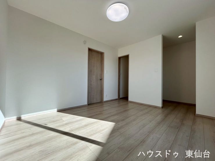 収納はこちらウォークインローゼットとフリースペースがついております!