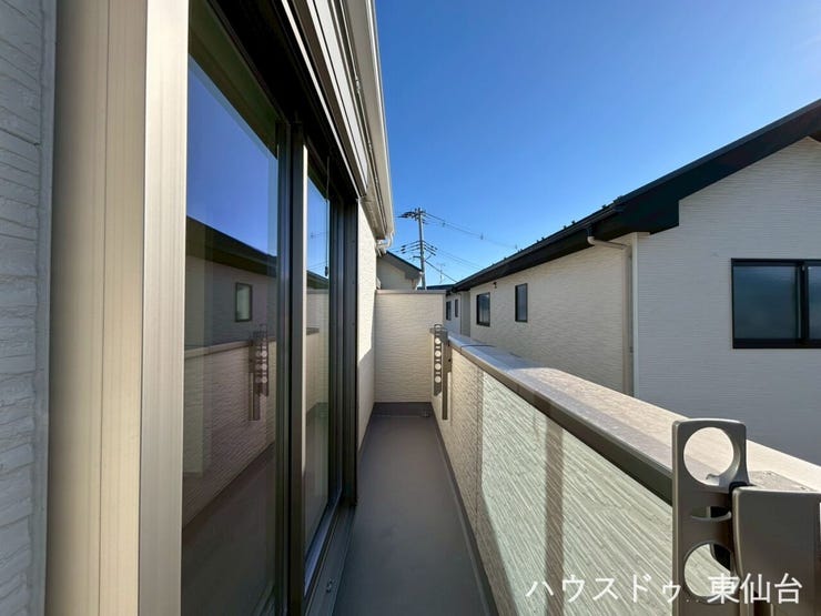 バルコニーは南西向き、日当たり良好で晴れた日は洗濯物がたくさん干せそうです!