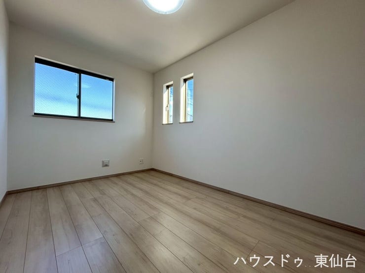 2面採光の明るい洋室、家具の配置もしやすい間取りとなっております♪