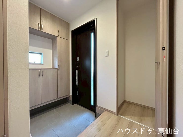 靴も小物もすっきり収まる、収納力のある玄関スペース。