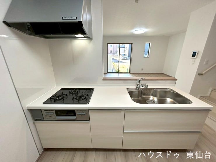 キッチンはカウンターキッチンでリビング全体が見渡せます♪