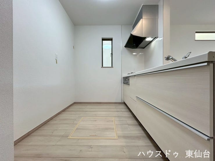 キッチンスペースは広々お好みでカップボードや大型冷蔵庫も置けますね♪