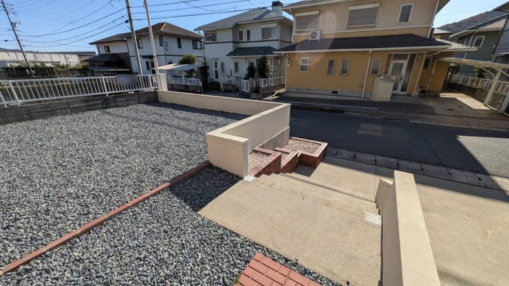 ◆明るい光が差し込む玄関&庭