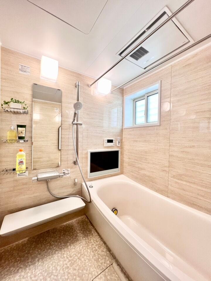 ホテルライクな明るいバスルームに、大型22型テレビを完備した上質仕様。1日の終わりに“自分だけのシアターバス”として過ごせる特別な空間です。