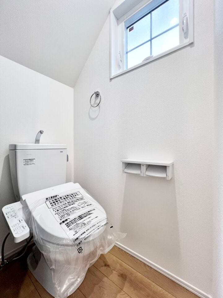 《1階トイレ》温水洗浄便座を標準装備し、快適にお使いいただけるトイレです。小窓付きで換気がしやすく、においや湿気がこもりにくく機能的です◎