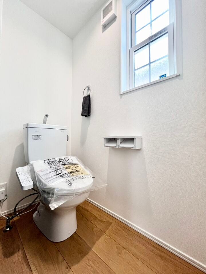 《2階トイレ》お手入れしやすい温水洗浄便座で、毎日快適♪