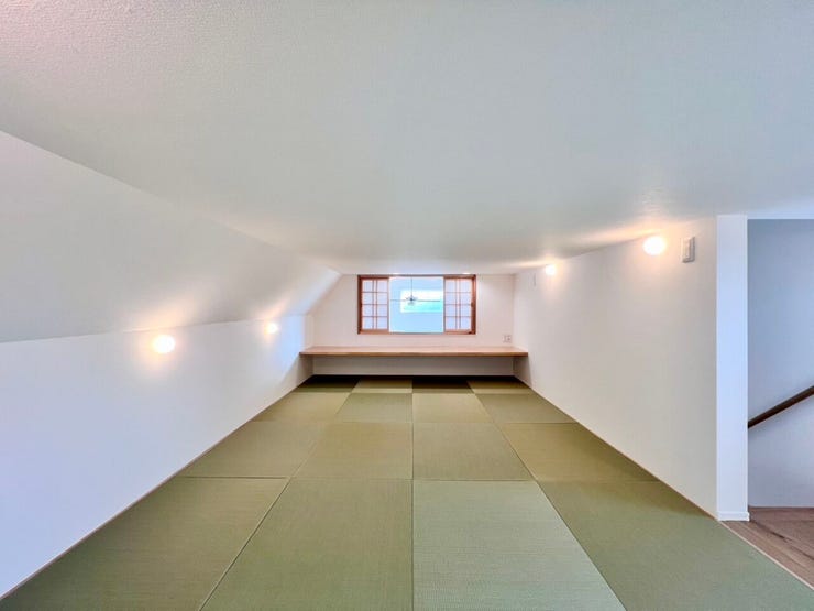 《ロフト14.5帖》畳の温もりを感じられる“和のロフト”。読書や映画鑑賞など、大人の隠れ家として過ごせる特別な空間です。明かり取りの小窓もあり、ロフト特有の閉塞感を軽減した設計です。