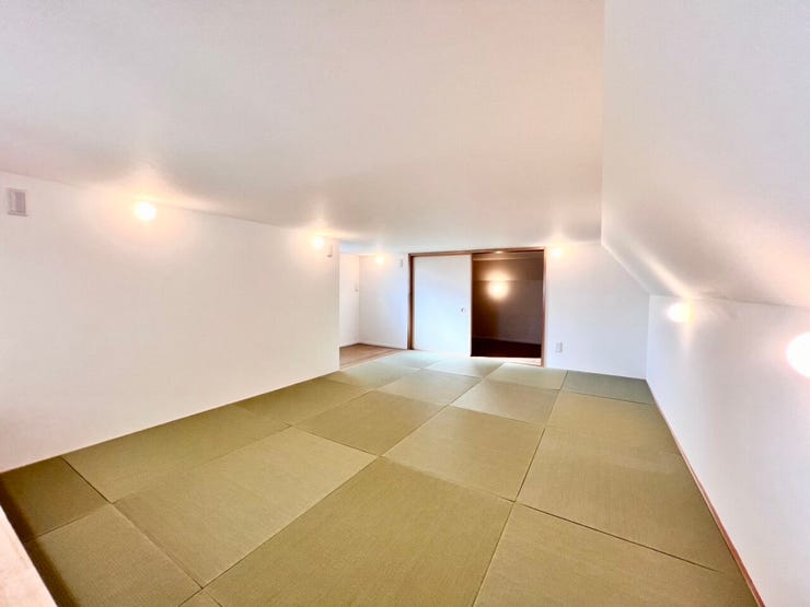 《ロフト14.5帖》ゆとりある広さに加え、落ち着きのある琉球畳敷き。座っても寝転んでも快適なため、ワークスペース・趣味部屋・キッズスペース・お昼寝スペースなど、幅広く活用できます。