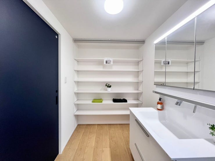 洗剤や買い置きのストックが見えてしまう…。そんな悩みを解消するロールカーテン付きリネン庫。必要な時だけサッと開けられて、普段はすっきり隠せる便利な設計です。