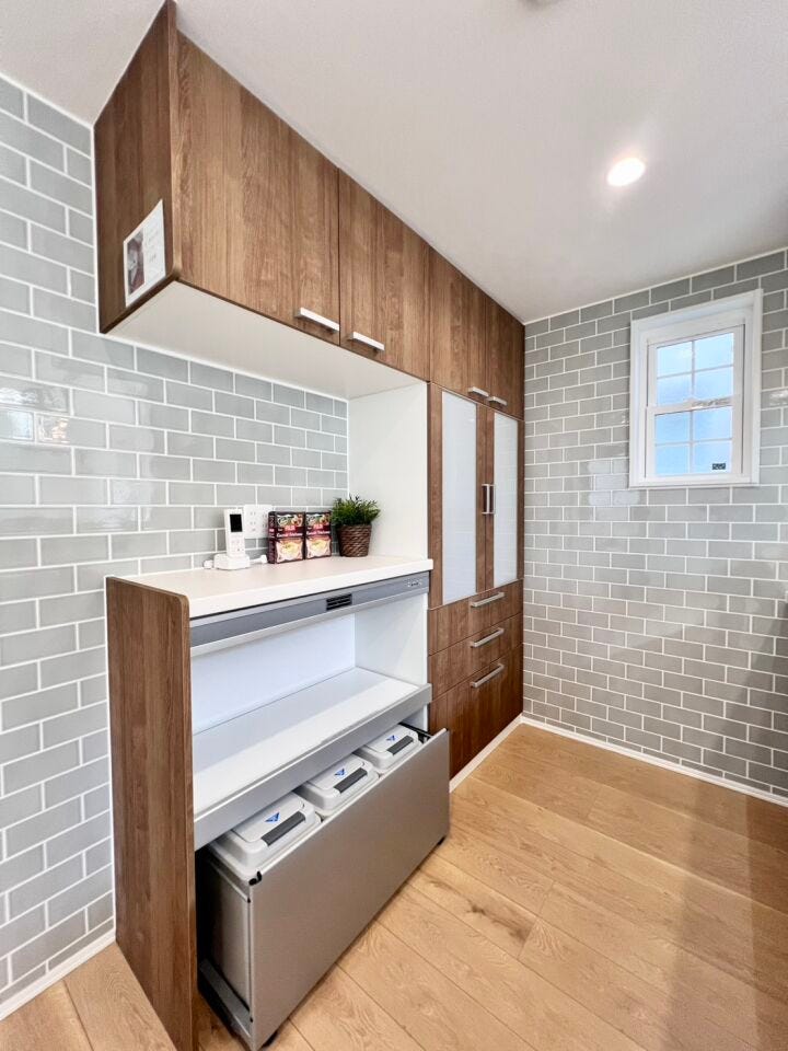 大容量カップボード・スライド収納・ゴミの分別スペースなど、収納計画が完璧なキッチン収納!調理家電も使いやすく、毎日の家事がスムーズになります♪